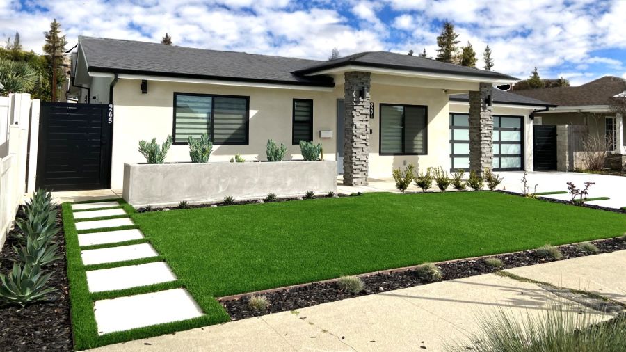 Manicured front lawn with crisp bed edges by Southcal Landscape
